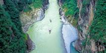 https://www.vikingrivercruises.com/images/Yangtze_River_Lesser_Three_Gorges_Alamy_RM_700x350_tcm21-111299.jpg